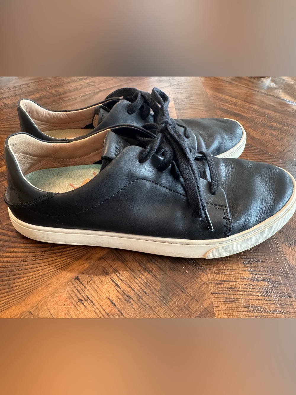 OluKai Pehuea Lī 'Ili Women's Leather Sneakers